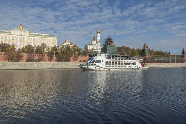 Корабель Колісним Двигуном Проходить Вздовж Річки Москва Повз Насип Кремля — стокове фото