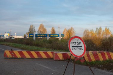 Bachevsk 'te. Ukrayna. Ekim 2021: Ukrayna sınır kapısı Bachevsk. Dur işareti. Metin Çevirisi Kontrolü