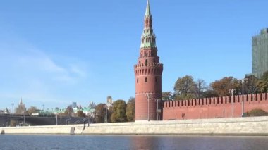 Kremlin seti ve Moskova nehri üzerindeki Moskova Kremlin 'in Vodovzvodnaya kulesi. Uzaklaştır