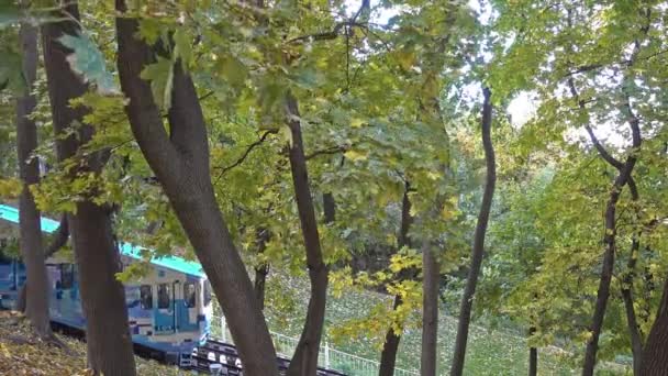 キエフ ウクライナだ 2021年10月8日 キエフのケーブルカーは秋の公園の間を移動しています — ストック動画