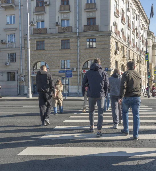 Mosca Russia Ottobre 2021 Persone Bivio Sulla Strada Albero Zatsepsky — Foto Stock