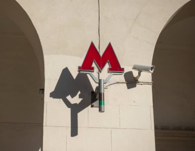 Moskova, Rusya 10 Ekim 2021 Volumetrik kırmızı harf M-Moskova metro sembolü