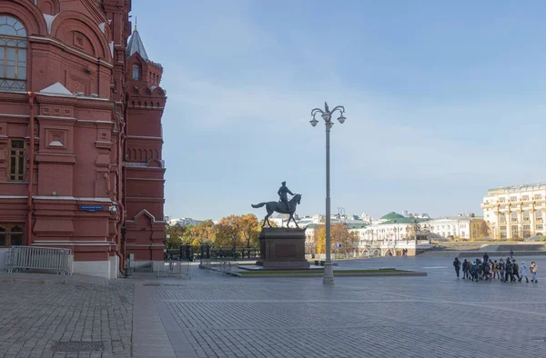 モスクワ ロシア2021年10月10日歴史博物館の建物で元帥Zhukovへの記念碑 — ストック写真