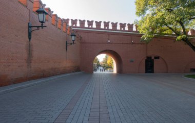 Bir sonbahar gününde Moskova Kremlin 'in en eski Trinity Köprüsü.
