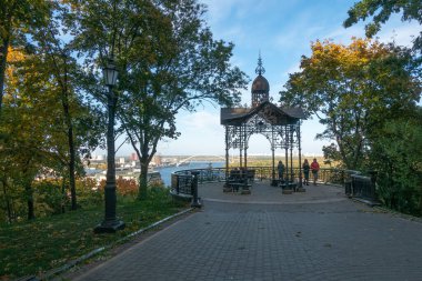 Kiev. Ukrayna. 8 Ekim 2021 'de Dinyeper' i gören Gazebo,