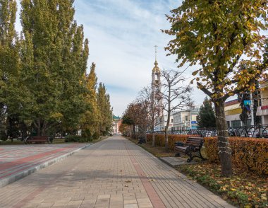Tambov, Rusya. 11 Ekim 2021 Sonbaharda Kazan Manastırı 'nın çan kulesinde endüstriyel yarık manzarası