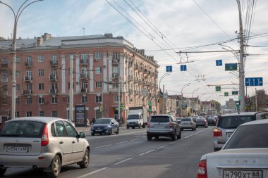Tambov, Rusya. 11 Ekim 2021 Tambov Sovetskaya Caddesi 'nde trafik