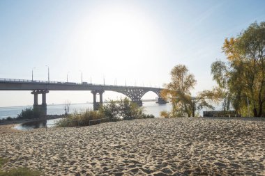 Sonbaharda Saratov 'da Volga üzerindeki karayolu köprüsünün manzarası