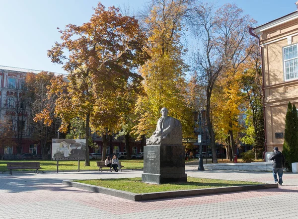 萨拉托夫 俄罗斯2021年10月13日 萨拉托夫市中心的Radishchev纪念碑 靠近Radishchev街的艺术博物馆 — 图库照片