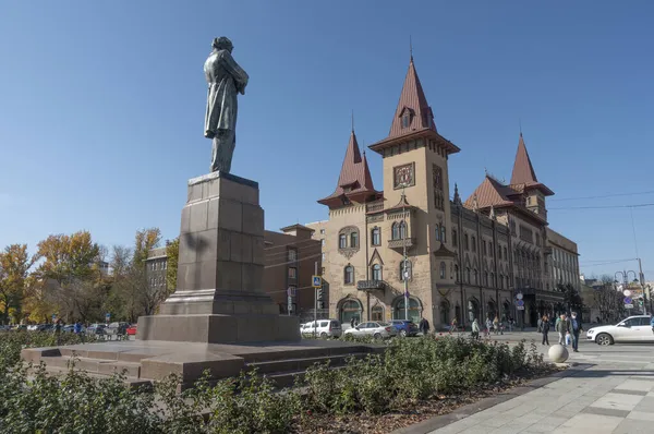 Saratov, Rusya. 13 Ekim 2021 'de Chernyshevsky, Saratov Eyalet Konservatuvarı anıtına L.V. Sobinova