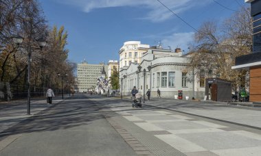 Saratov, Rusya. 13 Ekim 2021 Sonbaharda Volzhskaya Caddesi, Saratov
