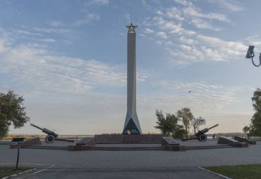 Engels, Rusya. 13 Ekim 2021 'de Zafer Obelisk' i ve Engels şehrindeki Volga seddindeki sonsuz alevi. Metin Çevirisi - Ön ve arka kahramanlar