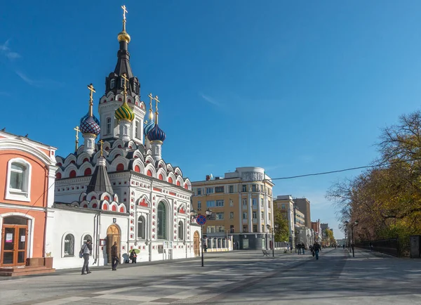 Saratov, Rusya. 13 Ekim 2021 'de, Tanrı' nın Annesi 'nin ikonu onuruna bir sonbahar gününde kederimi dindirmek için tapınağa gittim.