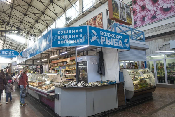 러시아 사라토프 2021 사라토프에서 물고기의 판매를 부서가 시장을 뒤덮었다 — 스톡 사진