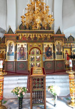 Saratov, Rusya. 13 Ekim 2021. Tapınağın Iconostasis 'i Tanrı' nın Annesi 'nin ikonu onuruna. Saratov 'da kederimi dindir.