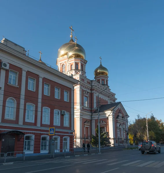 ロシアのサラトフ 2021年10月13日晴れた秋の日にサラトフの交差点大聖堂 — ストック写真