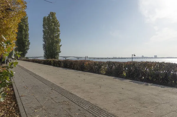 Güneşli Bir Günde Saratov Kozmonotlar Embankment — Stok fotoğraf