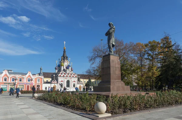 Saratov, Rusya. 13 Ekim 2021 Chernyshevsky Meydanı manzarası Chernyshevsky Anıtı ve Rahatlık Ortodoks Kilisesi