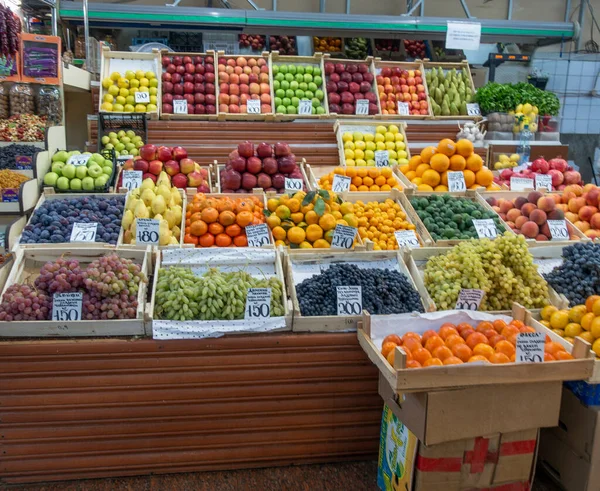 Saratov, Rusya. 13 Ekim 2021 Saratov 'daki meyveli sıralar pazarı kapsıyordu..