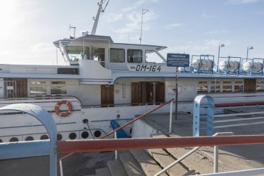 Saratov, Rusya. 13 Ekim 2021 Keyif motorlu gemisi Saratov 'daki setin üzerine park etti.