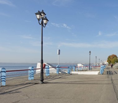 Güneşli bir günde Volga yakınlarındaki Saratov 'da Kozmonotlar Embank' i