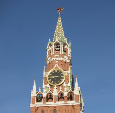 Kremlin 'in Spasskaya Kulesi Gökyüzüne karşı güneşli bir sabahta
