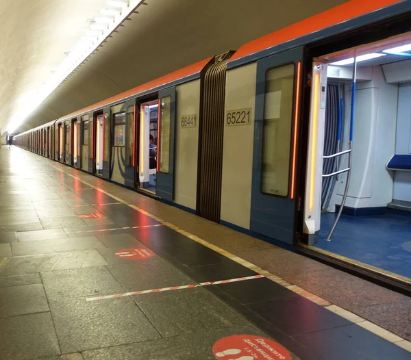 モスクワのキタイ ゴールド駅に停車する地下鉄 — ストック写真