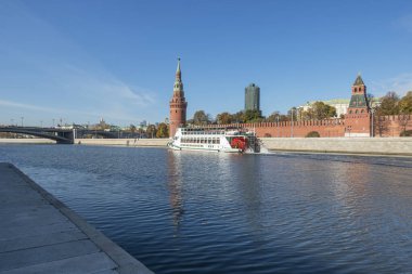 Moskova 'daki Kremlin seti yakınlarındaki Moskva Nehri' nde bir sonbahar günü motorlu gemi.