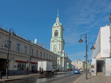 Moskova, Rusya 10 Ekim 2021 Bor yakınlarında John the Vaftizci 'nin Kellesi Kilisesi' nin çan kulesi. Pyatnitskaya Caddesi 'nden görüntü.