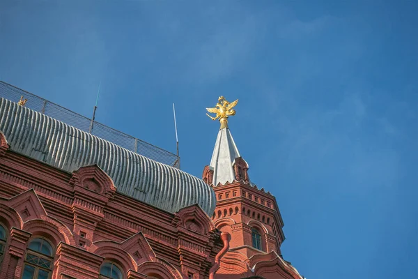 2021年10月10日俄罗斯莫斯科历史博物馆尖顶上的俄罗斯国徽 — 图库照片