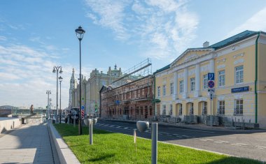 Moskova, Rusya 10 Ekim 2021 Sofiyskaya seti manzaralı. Sofiyskaya seti üzerinde Tüccar Lobkov 'un Evi