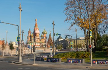 Moskova, Rusya 10 Ekim 2021 St. Basil Katedrali. Moskvoretskaya setinden görüntü