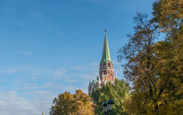 莫斯科克里姆林宫三一楼秋天树木中的景色 — 图库照片