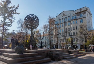 Moskova, Rusya 10 Ekim 2021 Adem ve Havva çeşmesi Novokuznetskaya metro istasyonu yakınında güneşli bir sonbahar gününde