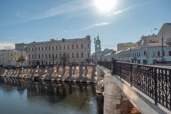 Moscou Rússia Outubro 2021 Vista Ponte Chugunny Para Rua Pyatnitskaya — Fotografia de Stock