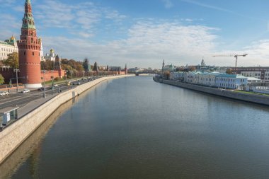 Moskva Nehri ve Kremlin güneşli bir sonbahar gününde