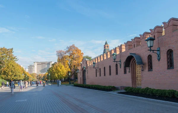 モスクワ ロシア 2021年10月10日晴れた秋の日にモスクワのアレクサンダー庭園で — ストック写真