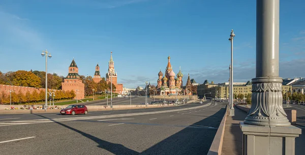 View Kremlin Basil Cathedral Bolshoi Moskvoretsky Bridge Moscow Morning — Stock Photo, Image