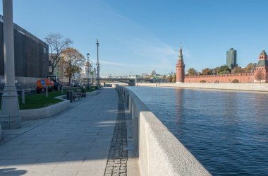 Güneşli bir sabahta Moskova 'daki Sofiyskaya seti manzarası