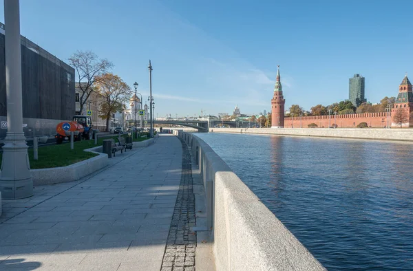 Güneşli bir sabahta Moskova 'daki Sofiyskaya seti manzarası