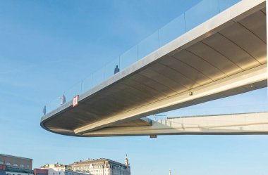 Mavi gökyüzüne karşı Moskova 'da yükselen köprünün manzarası