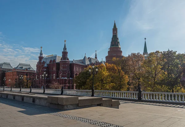 Vista do Outono Jardim Aleksandrovsky, das torres do Kremlin e do Museu Histórico de Moscovo — Fotografia de Stock