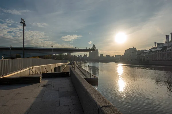 Gün doğumunda Moskva Nehri üzerindeki Yükselen Köprü manzarası — Stok fotoğraf