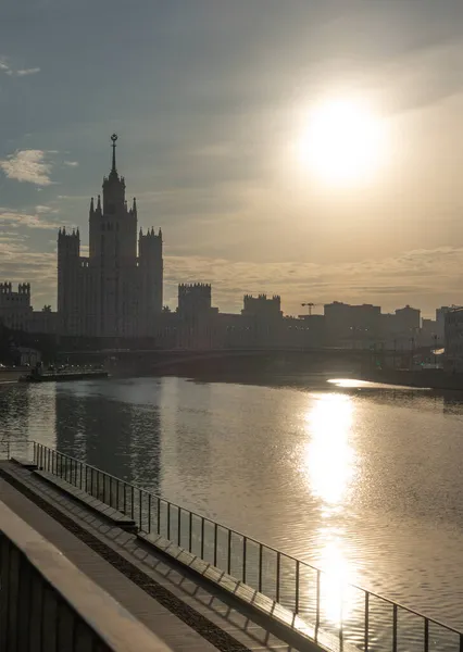 Silueta del famoso rascacielos de Moscú sobre el fondo del cielo de la mañana y el sol — Foto de Stock