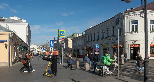 Pedestres na velha rua Pyatnitskaya em um dia ensolarado de outono — Fotografia de Stock