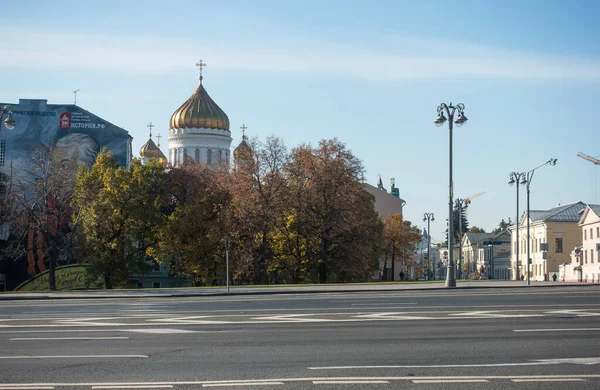 View of the Cathedral of Christ the Savior in Moscow from Borovitskaya Square on an autumn day — Stock Photo, Image