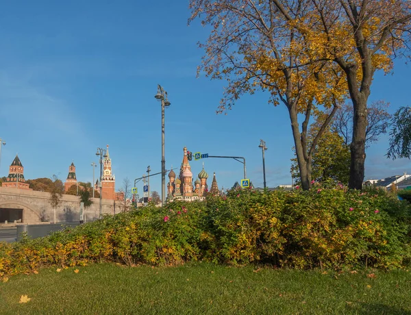 Вид на Кремль и Санкт-Петербург осенью в Москве — стоковое фото