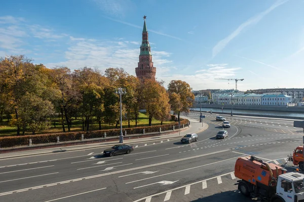 View of the Kremlin embankment in an autumn day — Stock Photo, Image