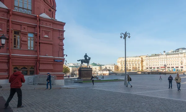 モスクワ ロシア2021年10月10日歴史博物館の建物でManezhnaya広場と元帥Zhukovへの記念碑の眺め — ストック写真