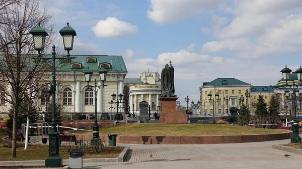 Moscú Rusia Abril 2019 Edificio Manege Monumento Patriarca Hermogenes Vista — Foto de Stock